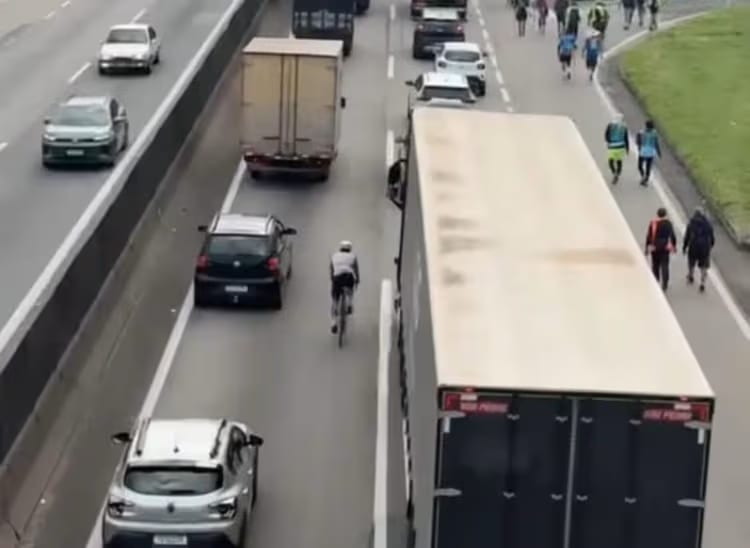 Ciclista é flagrado pedalando entre carros e caminhões na Via Dutra, em Taubaté