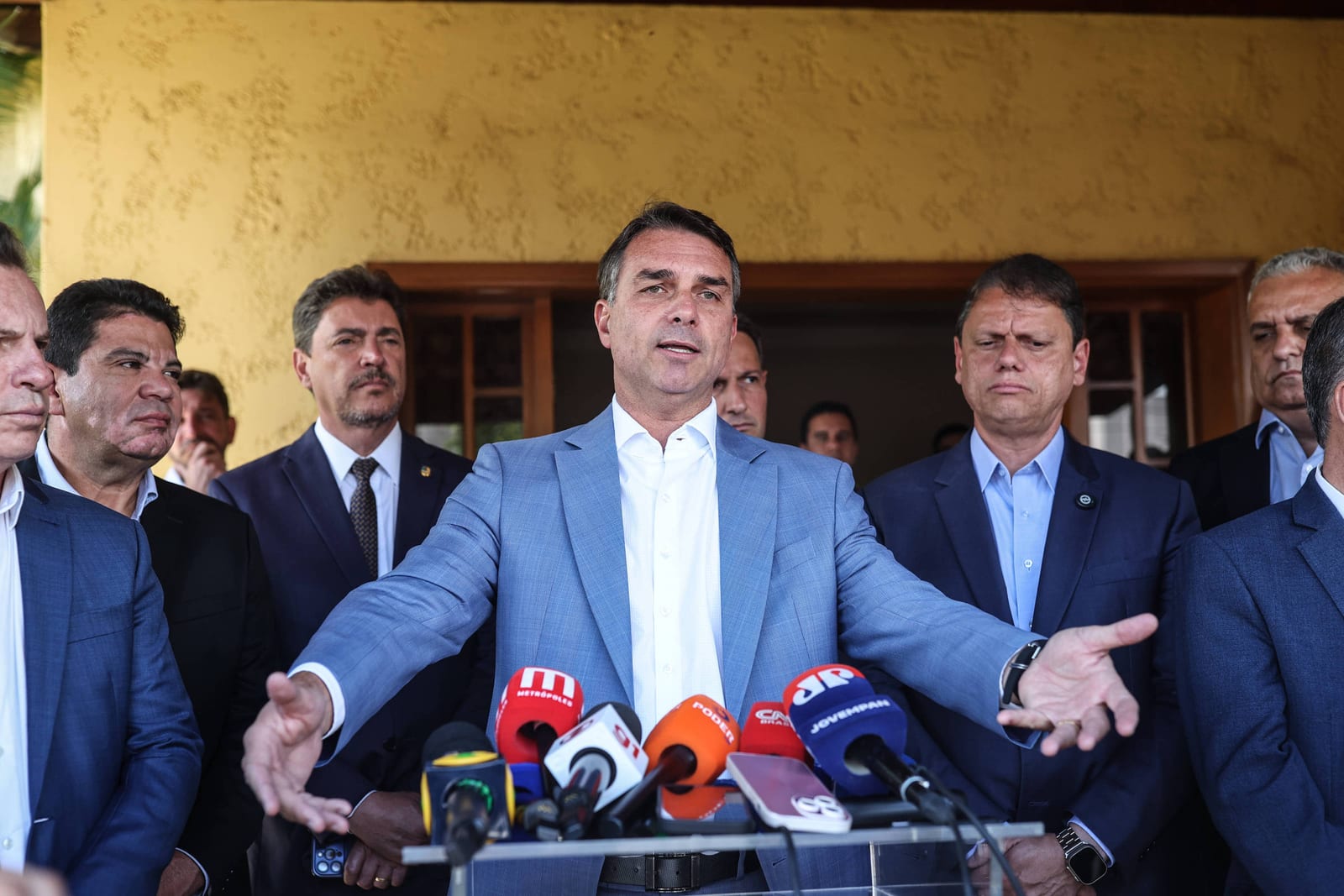 Ao lado de Michelle, Flávio diz que Jair Bolsonaro subirá rampa na posse e passa a faixa presidencial a ele