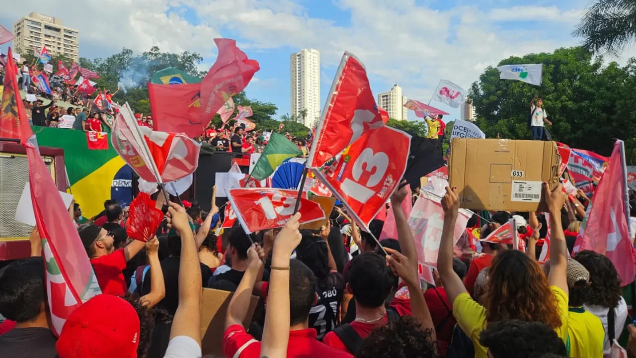 Manifestação pró-Lula reúne estudantes e apoiadores em Goiânia