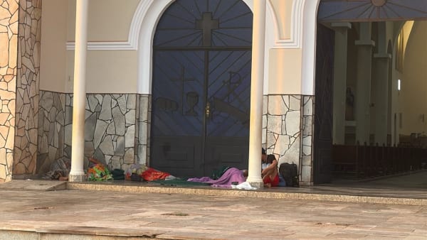 Moradores de rua ocupam calçadas, portas de lojas e igrejas em Formosa
