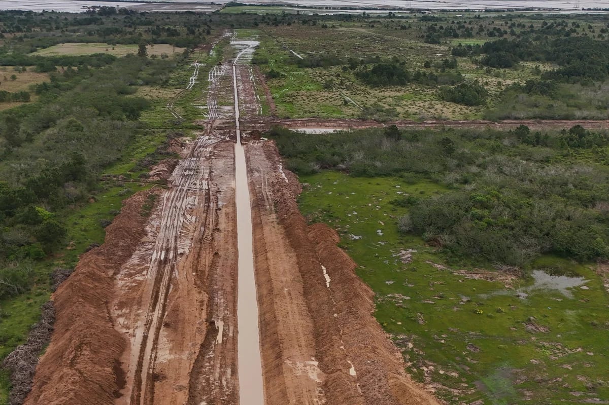 Um ano após lançada pedra fundamental da fábrica de aviões, terreno (que era da Ford) ainda tem ocupação e problemas de