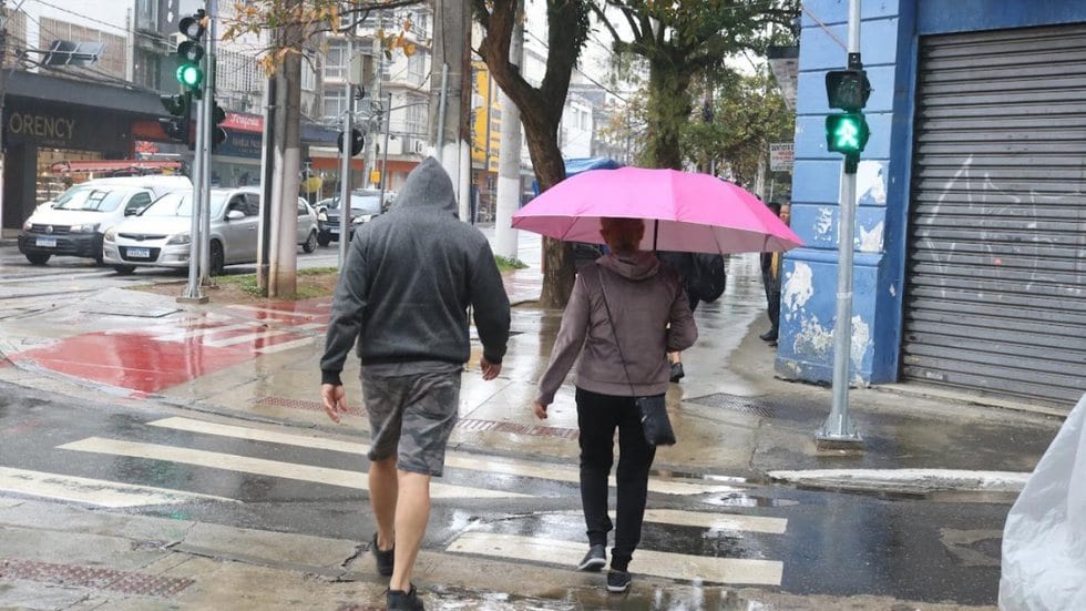 Sob alerta máximo, Baixada Santista enfrenta reflexos da maré de 2 metros e chuvas volumosas nesta segunda-feira