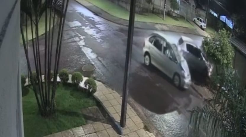 Câmera flagra colisão entre carros e Sandero atingindo árvore no bairro Neva