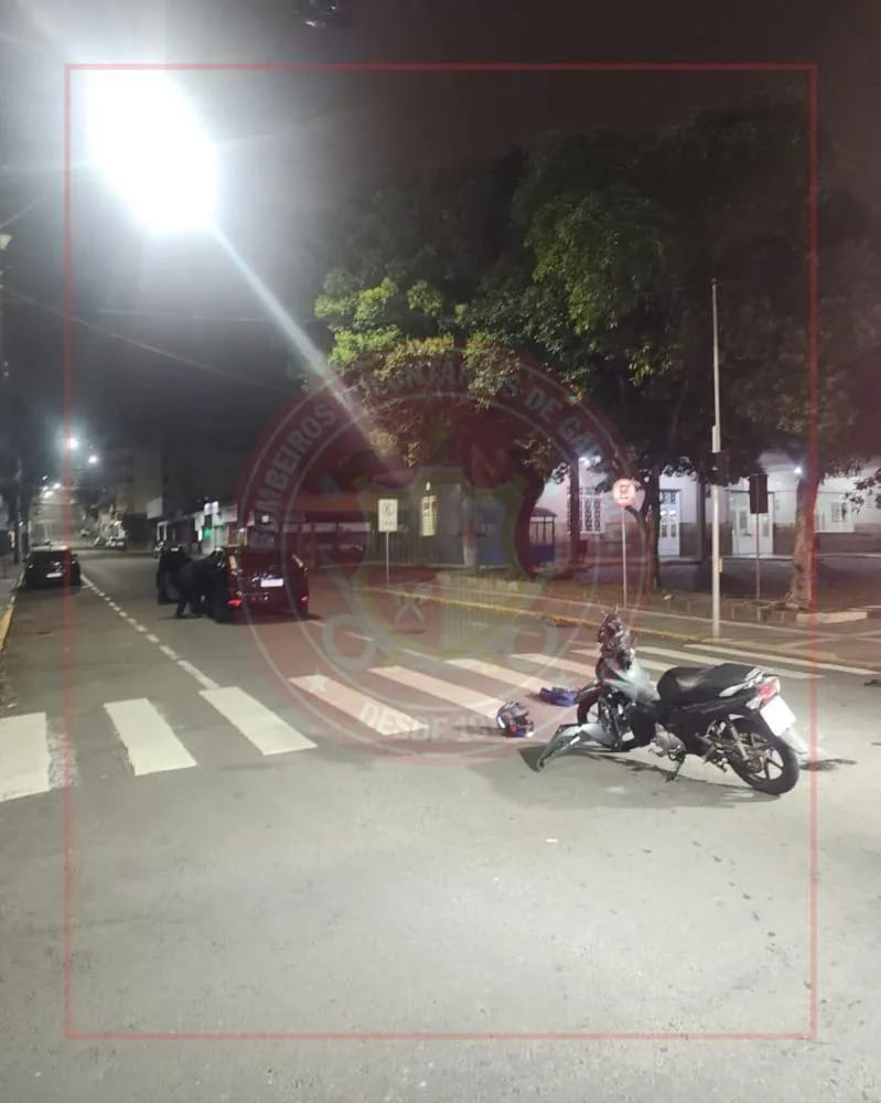 Colisão entre carro e moto deixa uma pessoa ferida na madrugada