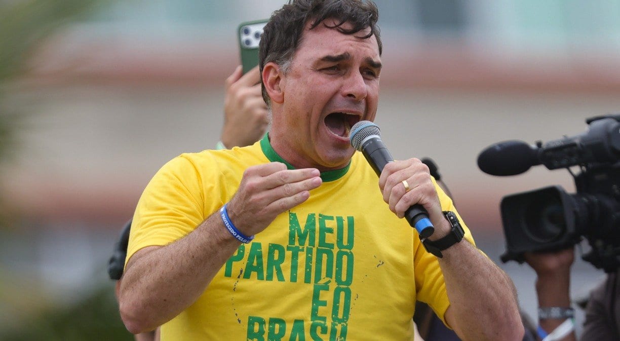 Se o presidente fosse Jair Bolsonaro, taxa de juros seria metade do que está hoje, diz Flávio
