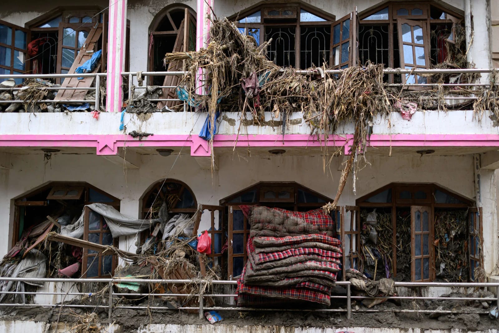 Sobe para 633 o número de mortes em desastre no Nepal e Tibete; quase 3 mil seguem desaparecidos