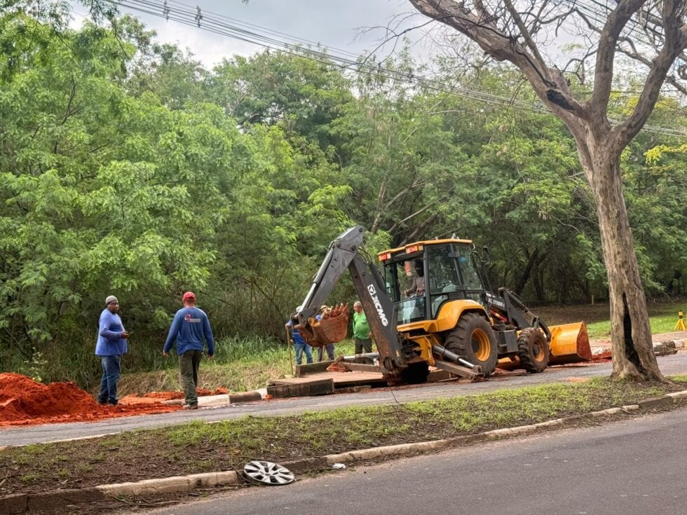 Prefeitura realiza manutenção na ponte da Avenida Salim Farah Maluf