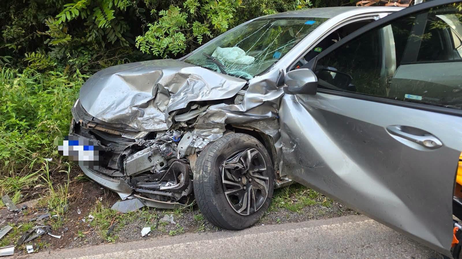 Colisão frontal entre Siena e Onix deixa três pessoas feridas na ERS-324 entre Passo Fundo e Marau