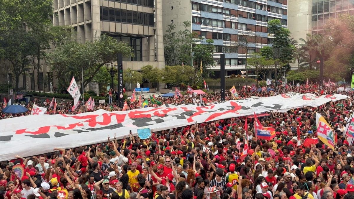 Bandeirão da Democracia Corintiana é levado a ato de Lula na Paulista
