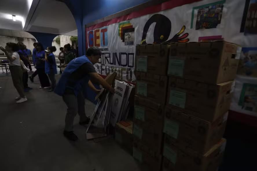 Decisão de Zanin não chega a tempo e votação nas urnas é encerrada em parte das seções eleitorais no Rio