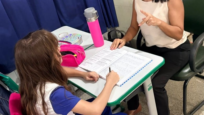 Goiânia amplia suporte bilíngue para estudantes surdos e surdocegos na rede municipal