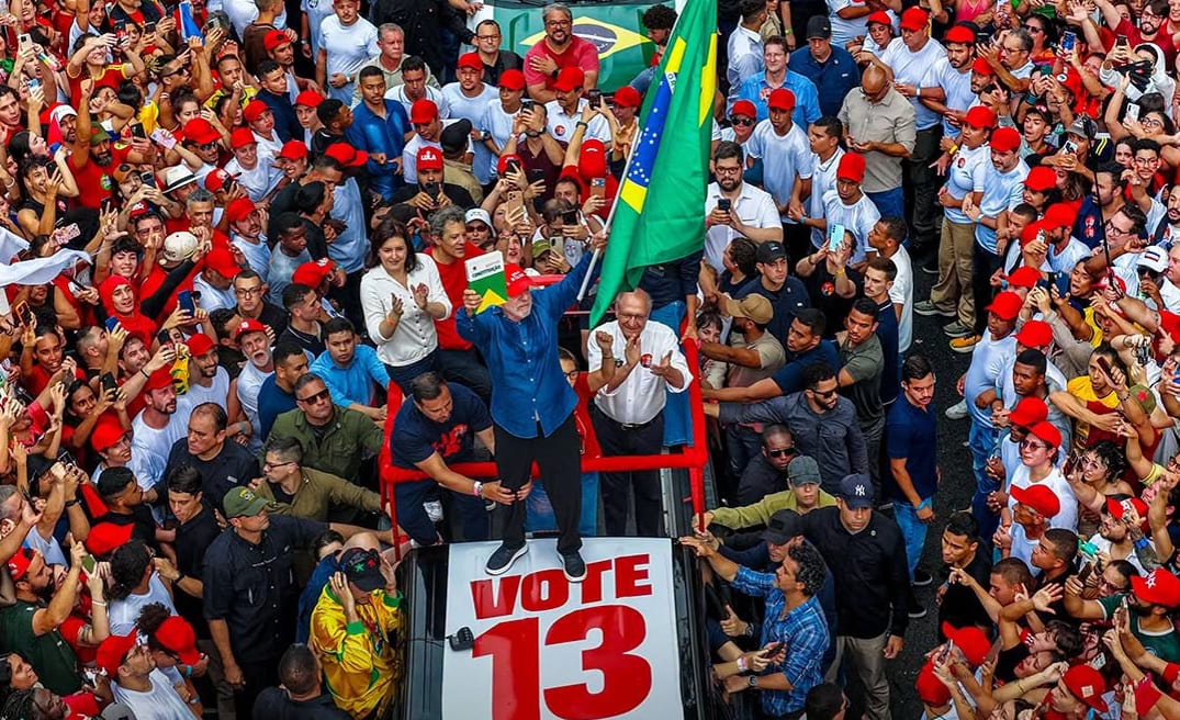 Multidão toma a Avenida Paulista no ato final da campanha de Lula: ‘povo está organizado’