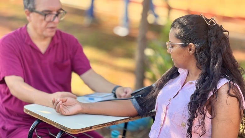 Ações do estande da Saúde incluem aferição de pressão e glicemia, vacinação antirrábica e orientações sobre saúde bucal