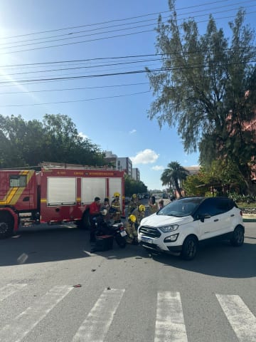 Acidente entre carro e motocicleta deixa mulher ferida na Coroa do Meio, em Aracaju