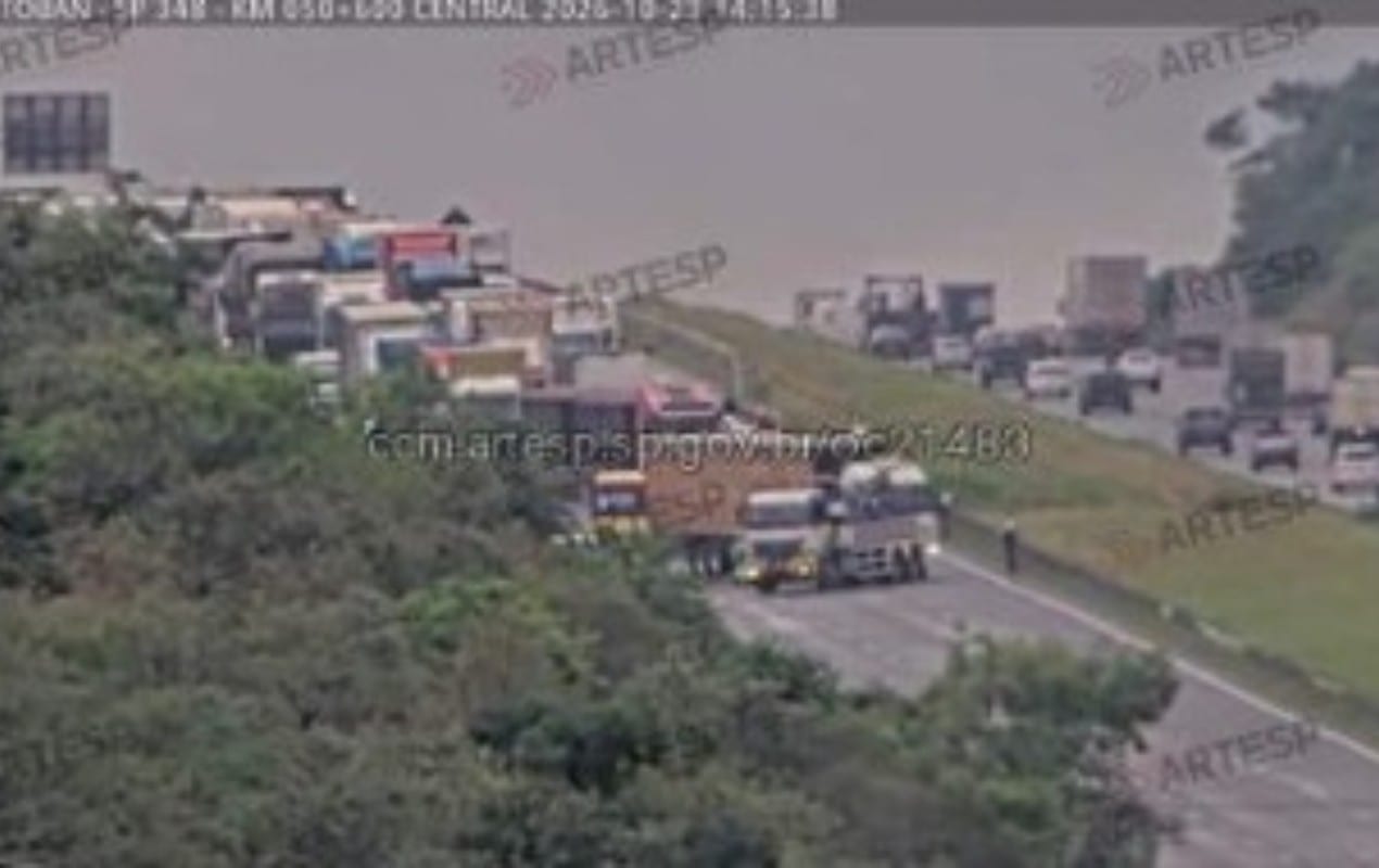 Batida entre carro e carreta provoca congestionamento em rodovia de Jundiaí
