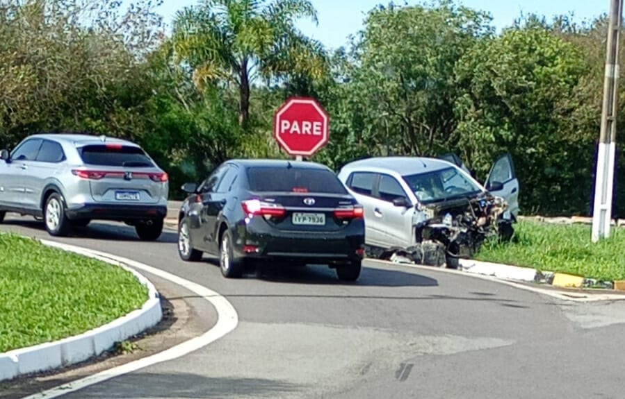 Colisão entre Kwid e carreta deixa motorista ferido no trevo da BR-153