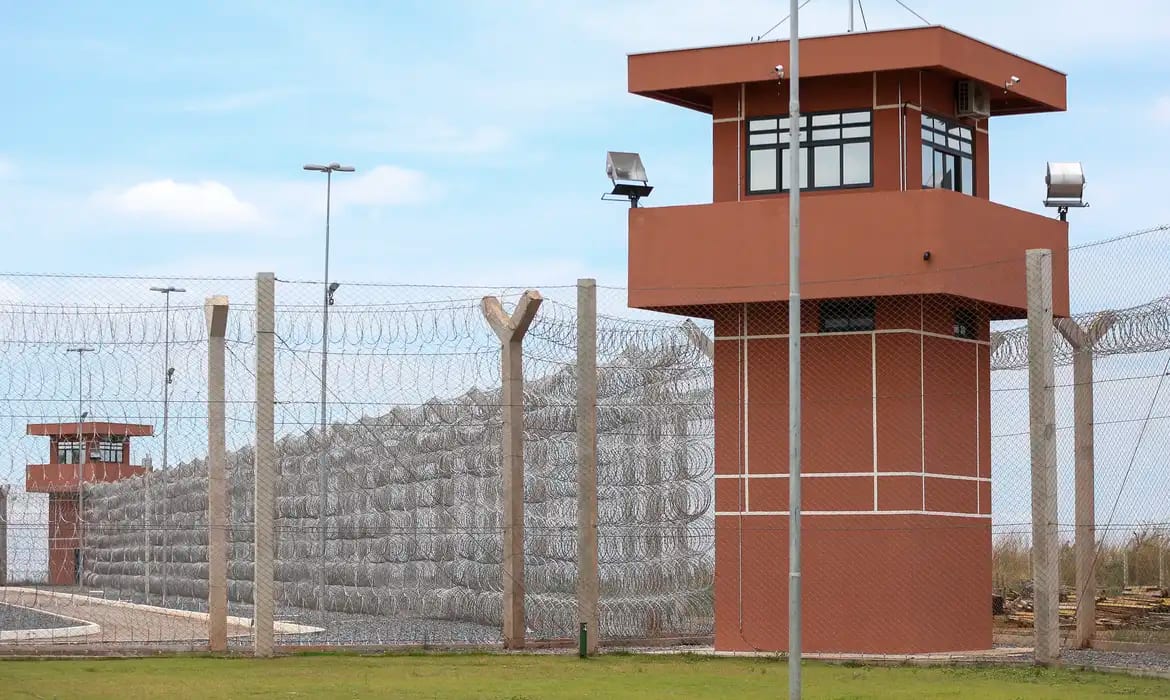 Governo entrega drone e kit de varredura a presídios do Espírito Santo