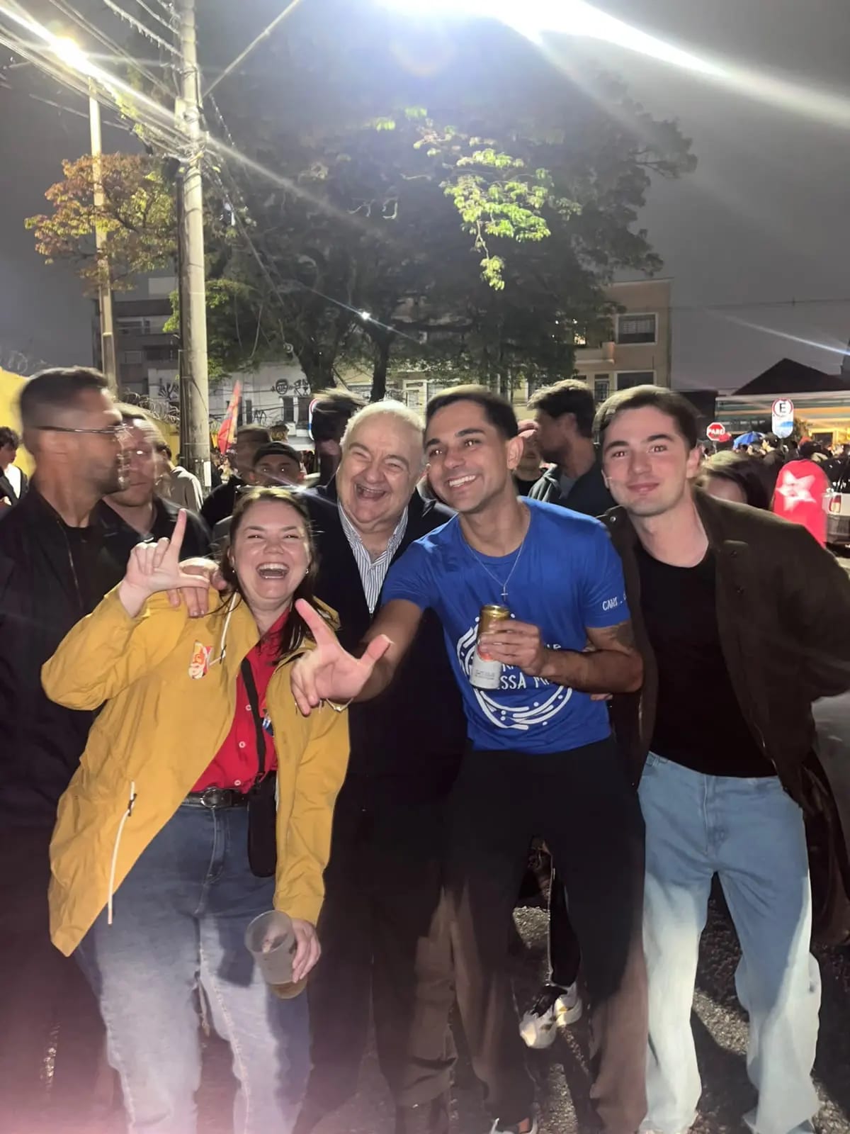 Rafael Greca comemora vitória de Lula junto a jovens no Largo da Ordem