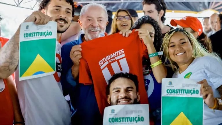 Pesquisas PoderData e BTG Nexus mostram Lula empatado com Flávio Bolsonaro