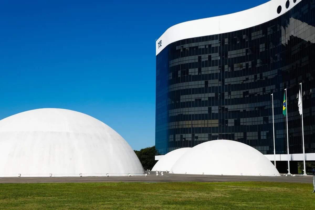 Tribunal Superior Eleitoral deve definir limites para uso de Inteligência Artificial em campanhas nesta terça-feira