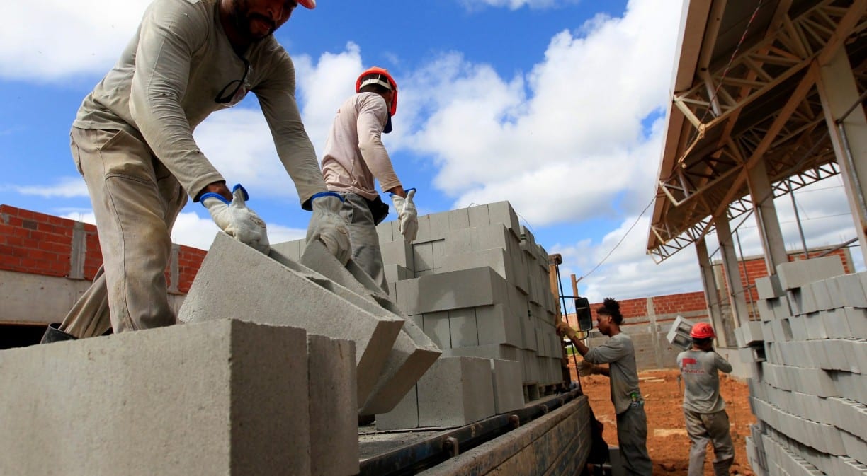 Fim da escala 6x1: 288 mil trabalhadores adicionais e alta nos imóveis. Entenda o que pode mudar na construção