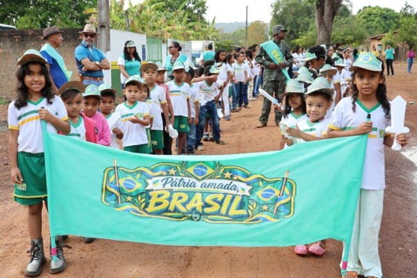 SANTA TEREZA: Estudantes da rede municipal desfilam em alusão ao 7 de Setembro no Quilombo Barra do Aroeira