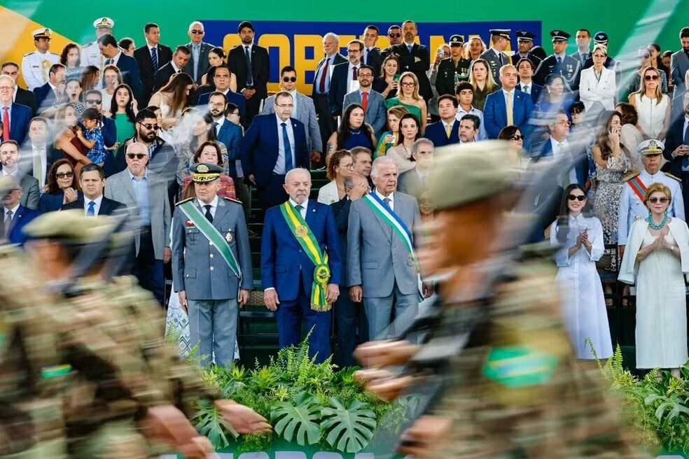 AGU e presidente do Senado se abraçam em desfile de 7 de Setembro