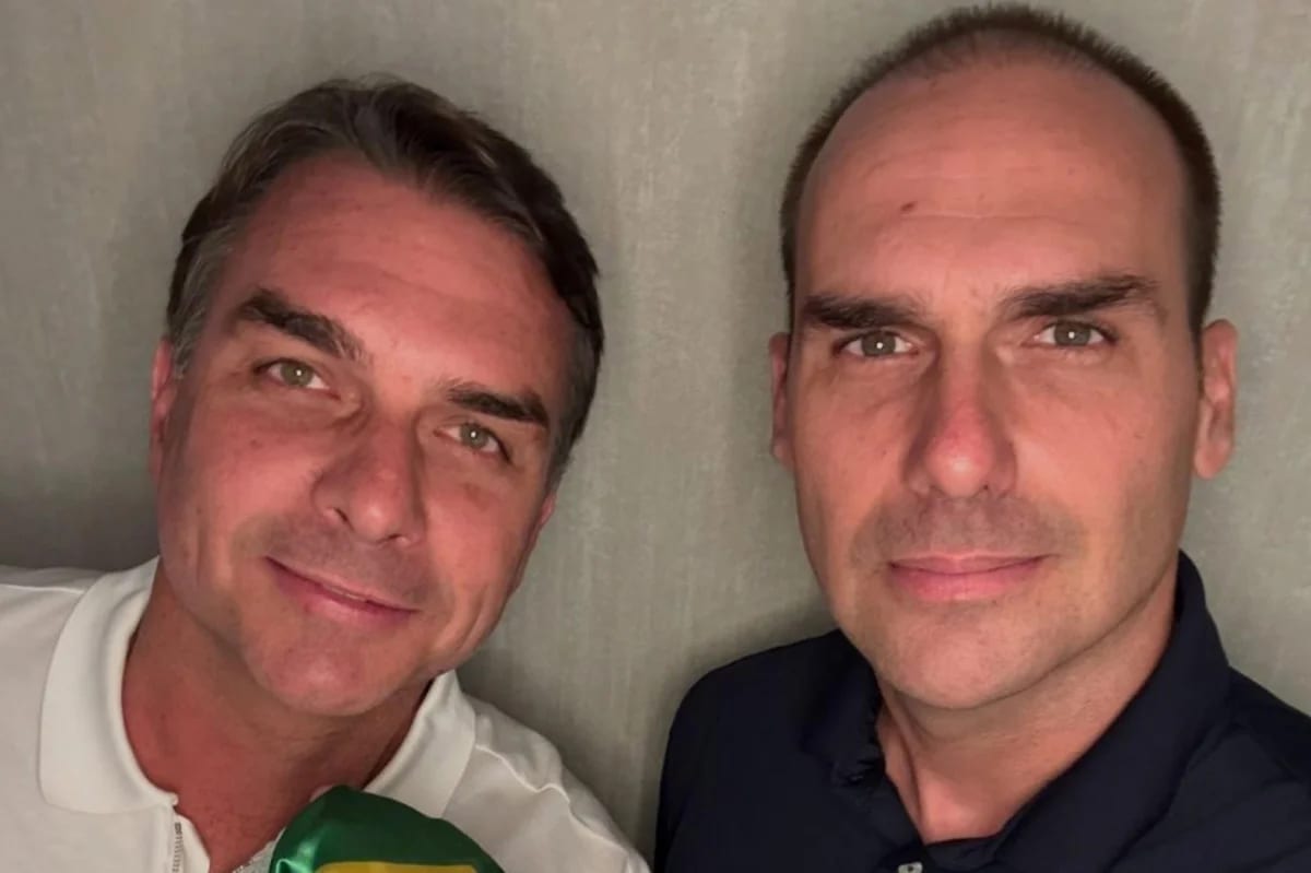 Eduardo e Flávio Bolsonaro aparecem juntos em foto nos EUA: "Não desistiremos do Brasil"