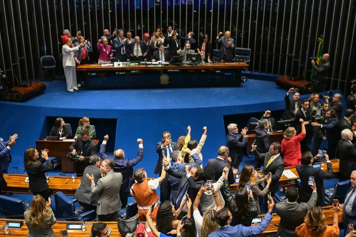 Plenário grita "Lula"; Flávio vota sim, mas apoia PEC da hora trabalhada
