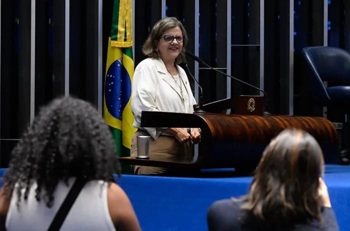 Teresa Leitão homenageia professores e defende recursos para educação