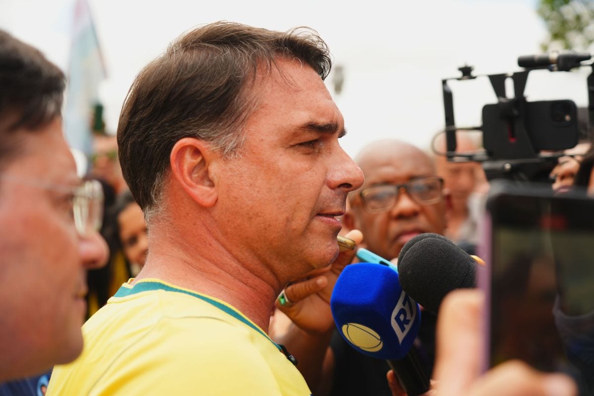 Flávio Bolsonaro desafia proibição e viaja rumo aos EUA, dizem fontes à CNN