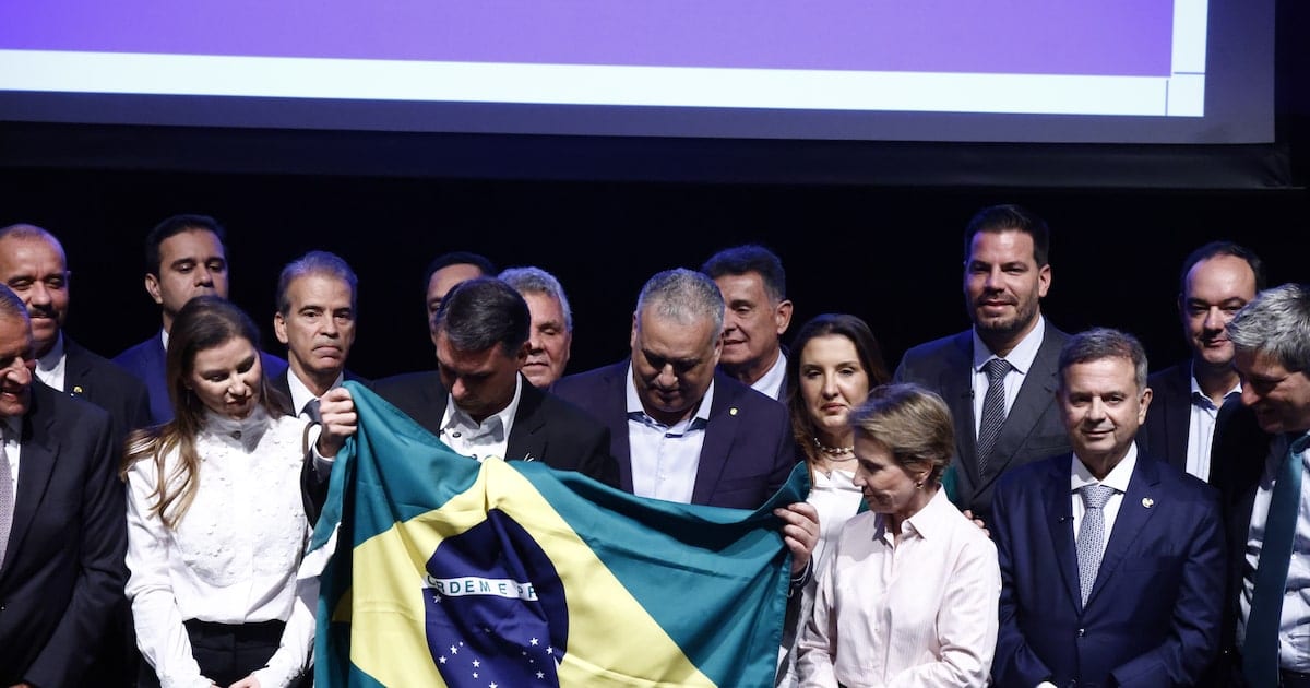 Flávio Bolsonaro muda marketing da campanha enquanto enfrenta Lula