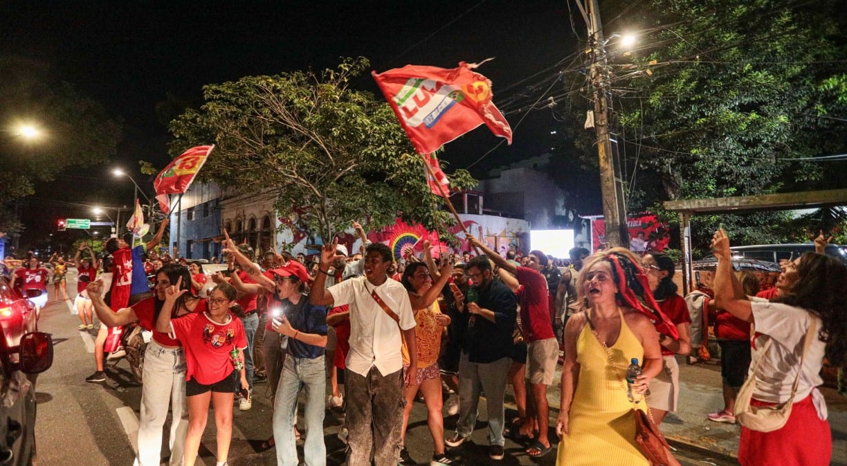 Petistas vão às ruas no Recife para comemorar vitória de Lula