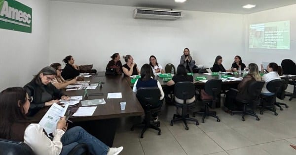Colegiado da AMESC reúne secretários para alinhar políticas de educação