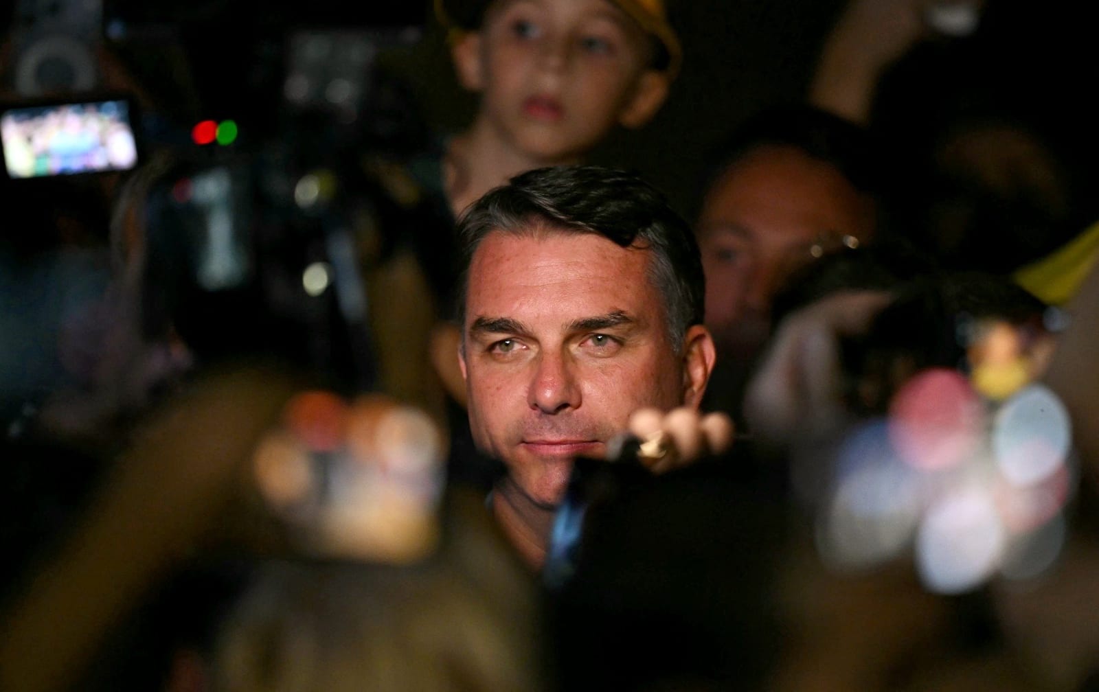“Nunca pensei em sair do Brasil”: Flávio Bolsonaro é intimado pela PF a entregar passaportes por determinação de Moraes