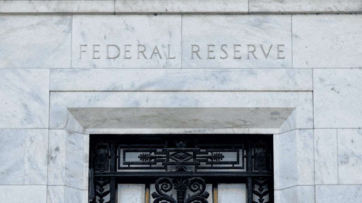 Fed Reduzirá Reuniões com Decisões de Juros em 2027 e 2028, Aponta Kevin Warsh em Coletiva