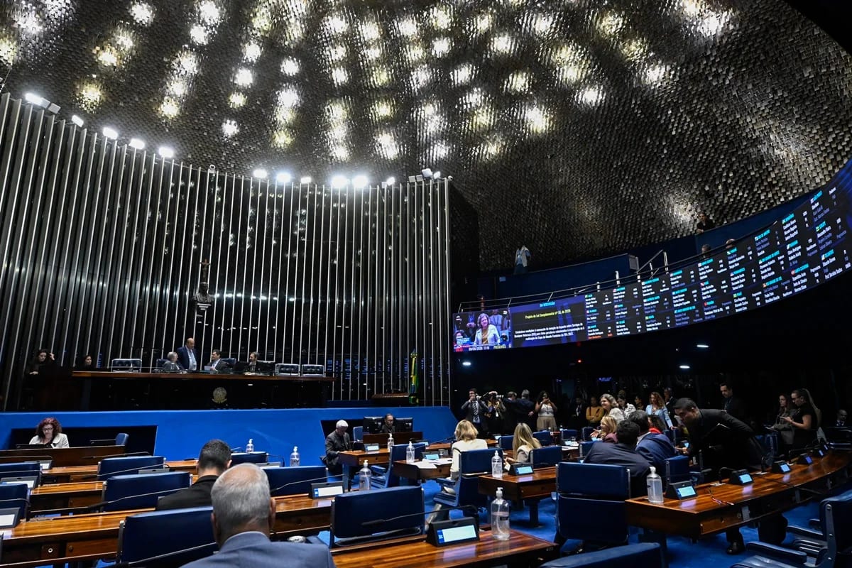 Bolsonaristas ocupam no Senado ala em homenagem a defensor das "Diretas Já"
