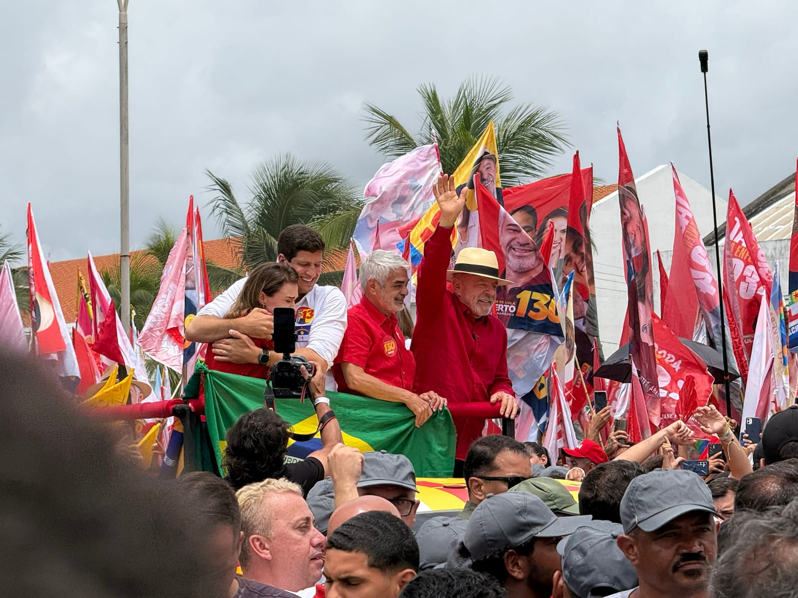 No Recife, Lula lembra obras de seus mandatos e pede voto para aliados