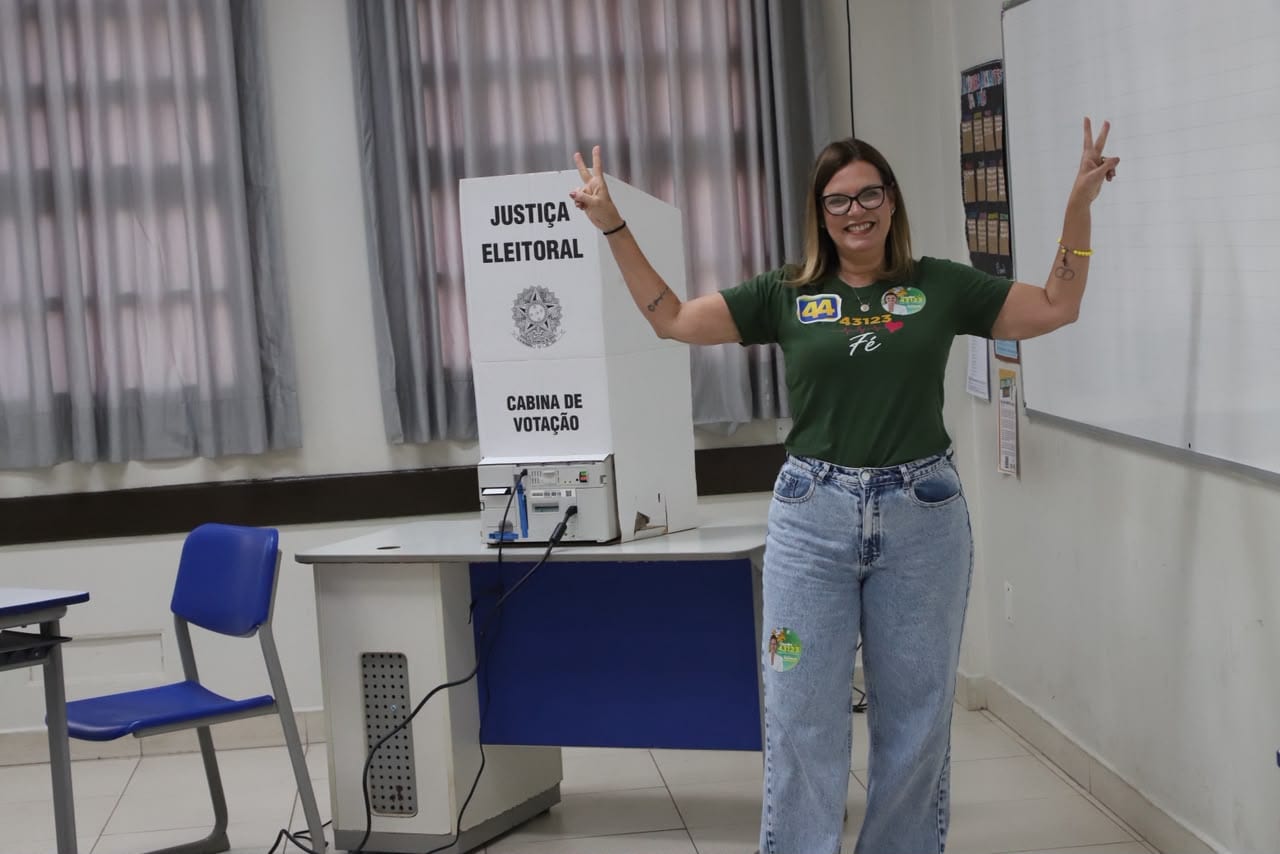 Claudia Lelis votou em Palmas e diz confiar no resultado