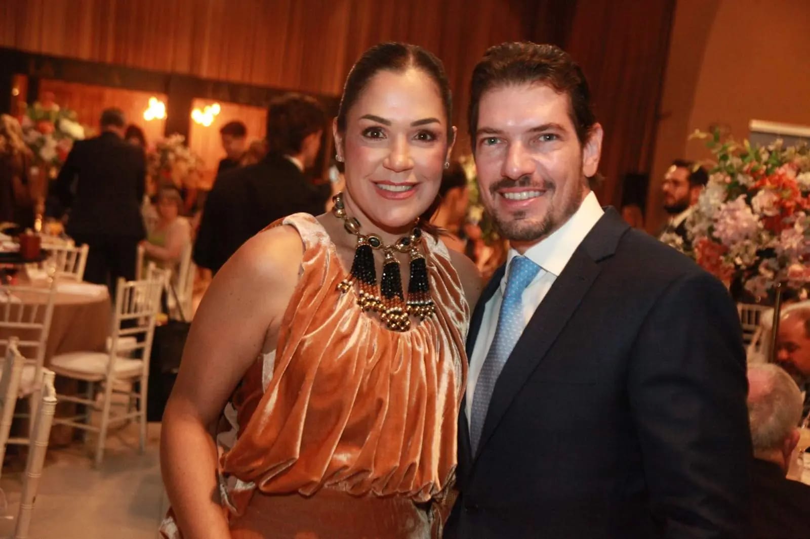 Maysa Prado de Carvalho Medeiros e o marido Dimi Medeiros estão na Coluna Social de hoje