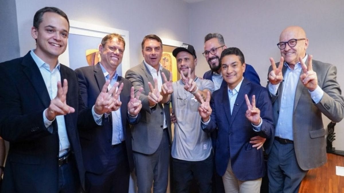 Republicanos fecha com Flávio Bolsonaro no 2º turno: ‘Não é um cheque em branco’