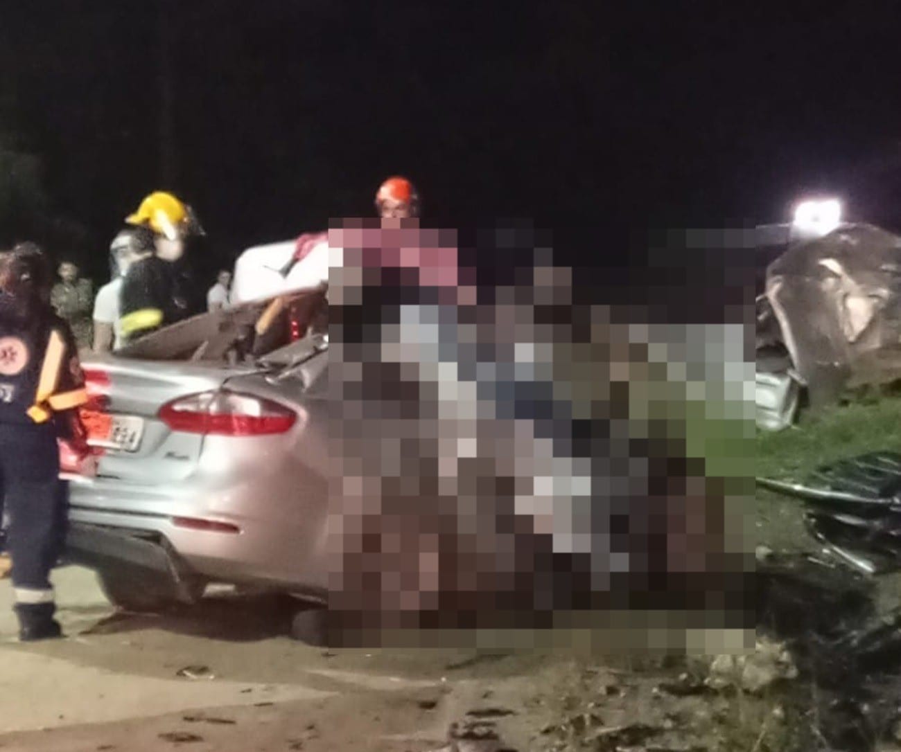 Acidente entre carro e caminhão mata 4 pessoas, incluindo menina de 7 anos, na BR-470 em SC