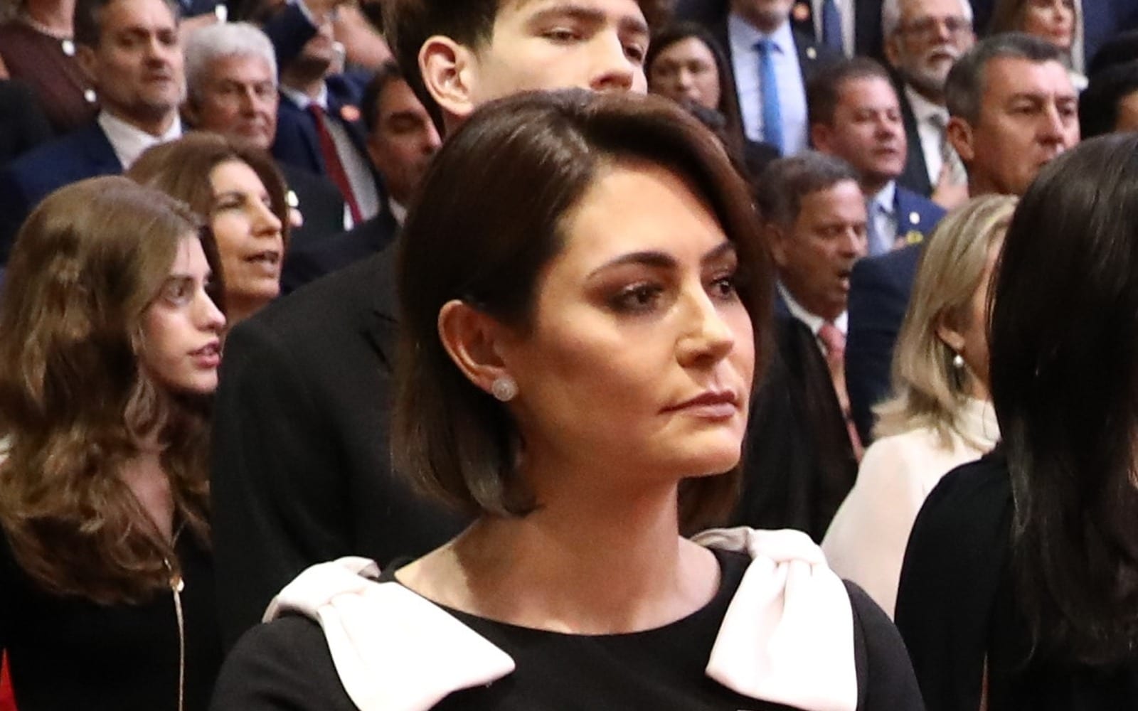 Michelle Bolsonaro puxa o Pai-Nosso e pede paz no último ato de Flávio e Celina em Brasília