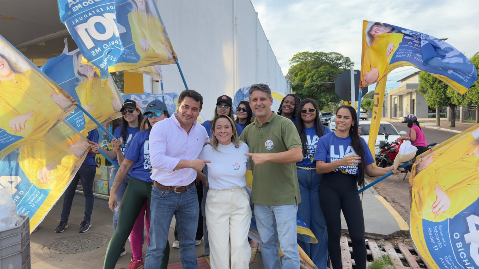 Caminhada de Lia Nogueira em Naviraí reuniu moradores e lideranças