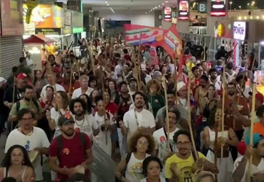 Capoeiristas ocupam a Rodoviária de Brasília em defesa de Lula e da soberania