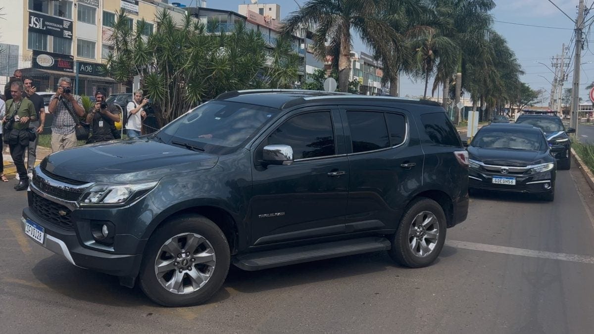Flávio visita o pai em condomínio de Brasília