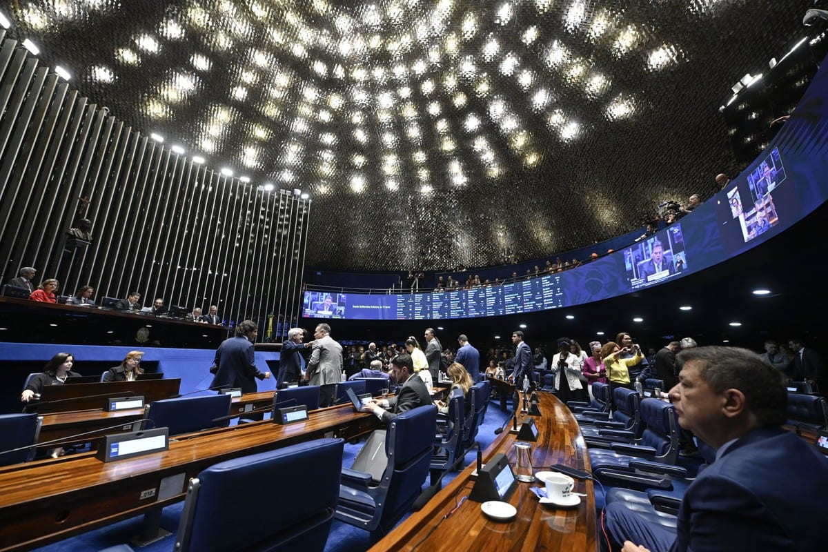 Serviços essenciais podem ter regimes de compensação após aprovação do fim da escala 6x1