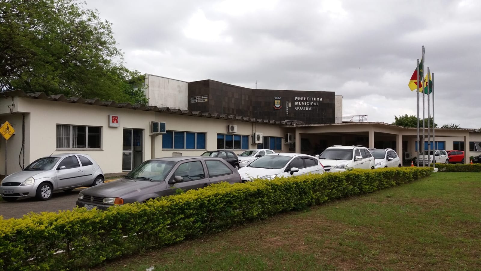 Prefeita de Guaíba anuncia fusão de secretarias e novos cortes de gastos