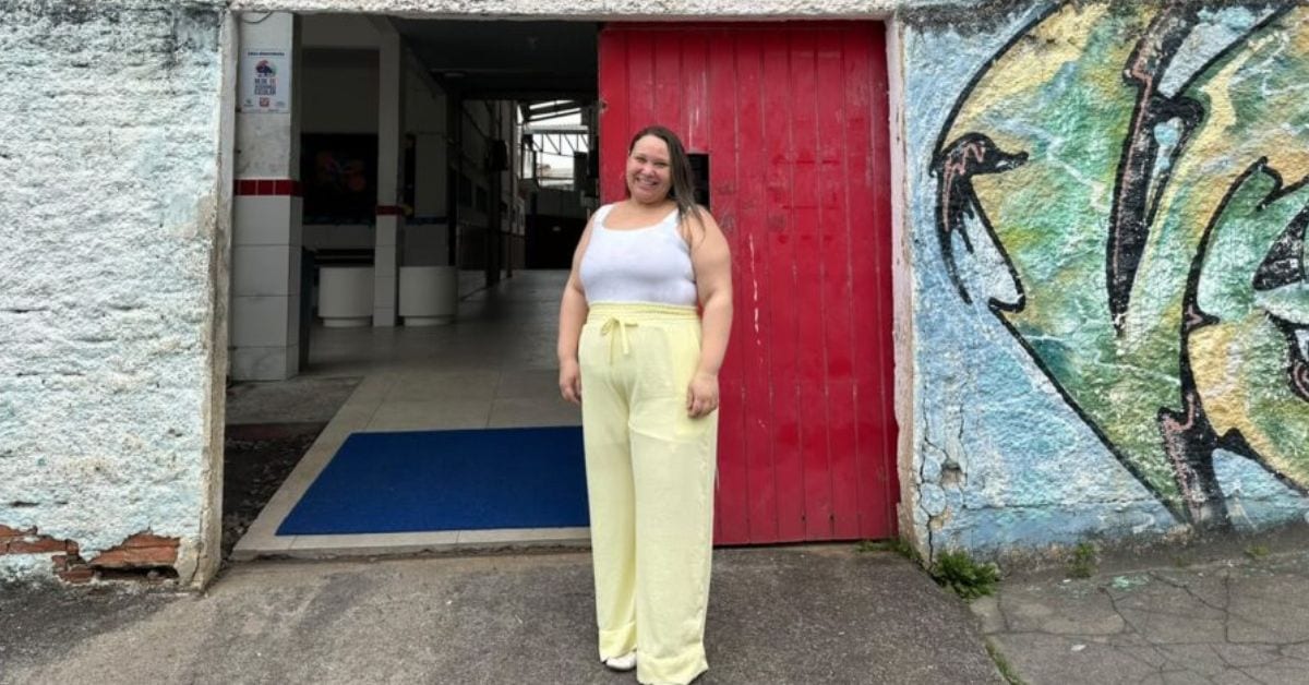 EMOCIONANTE: ela estudou nesta escola de São José e hoje ensina uma nova geração de alunos