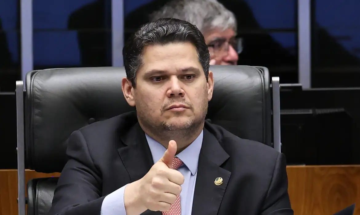 Senado pode votar PEC do fim da escala 6x1 entre os dois turnos, diz presidente da Casa